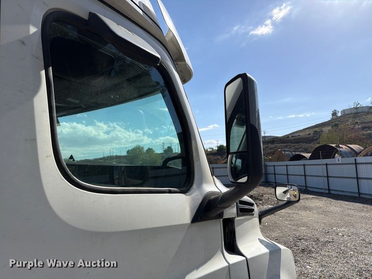 image for item YA3014 2020 Freightliner Cascadia 126 semi truck