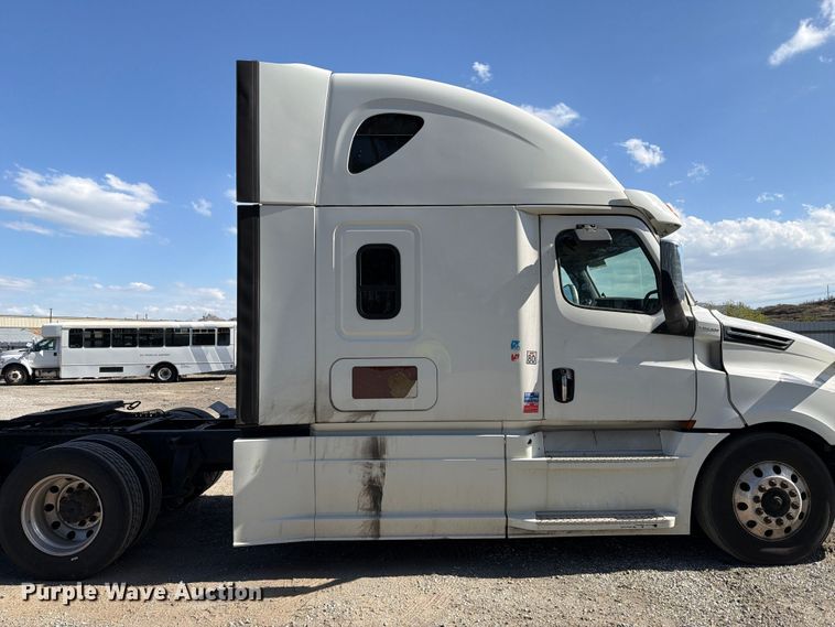 image for item YA3014 2020 Freightliner Cascadia 126 semi truck