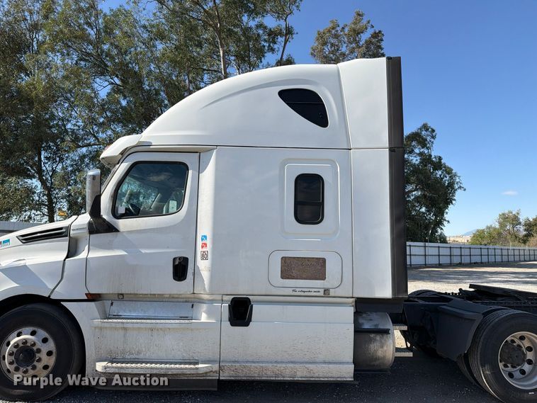 image for item YA3014 2020 Freightliner Cascadia 126 semi truck