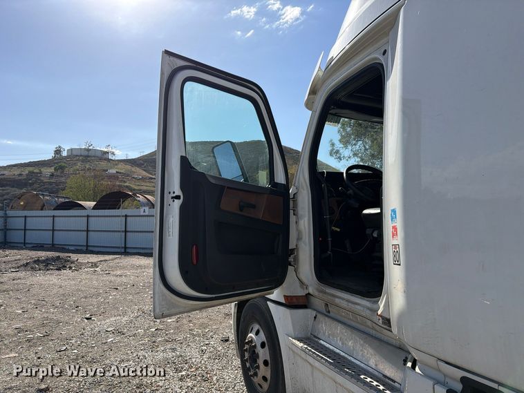 image for item YA3014 2020 Freightliner Cascadia 126 semi truck