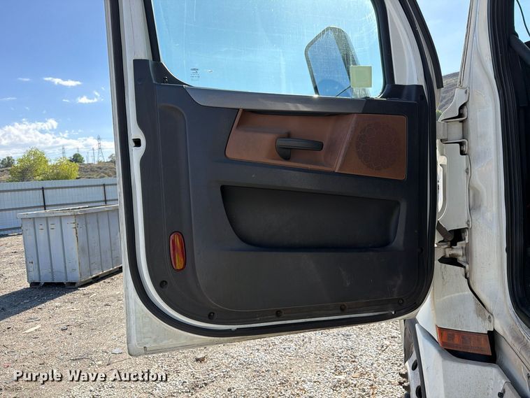 image for item YA3014 2020 Freightliner Cascadia 126 semi truck