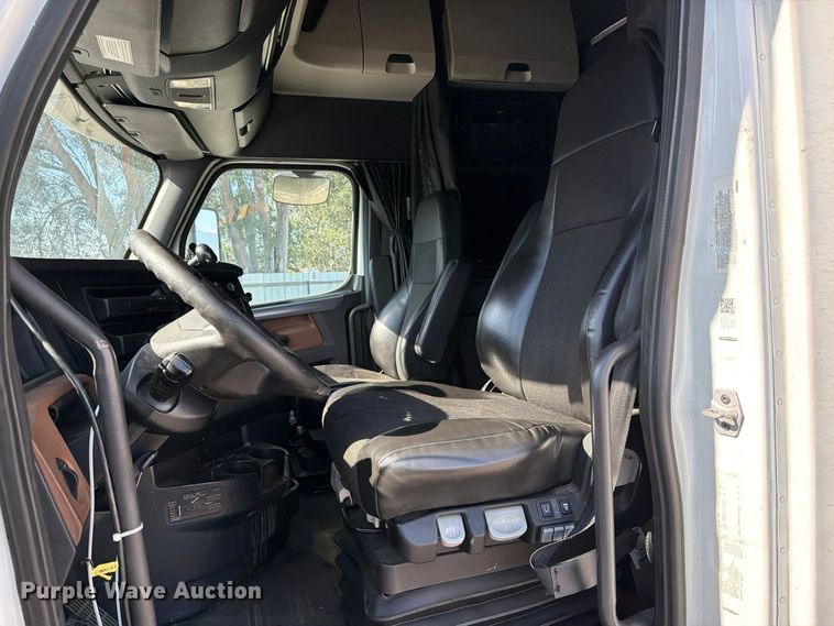 image for item YA3014 2020 Freightliner Cascadia 126 semi truck