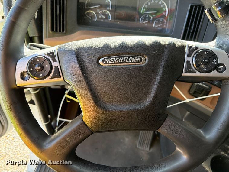 image for item YA3014 2020 Freightliner Cascadia 126 semi truck