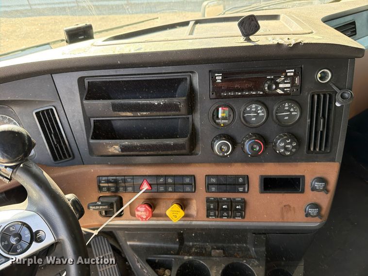 image for item YA3014 2020 Freightliner Cascadia 126 semi truck