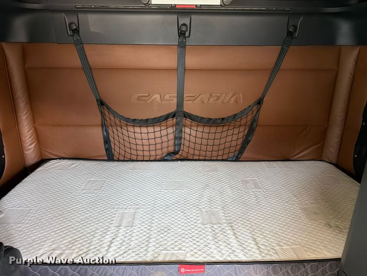 image for item YA3014 2020 Freightliner Cascadia 126 semi truck