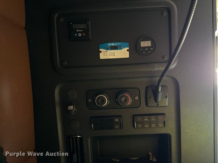 image for item YA3014 2020 Freightliner Cascadia 126 semi truck
