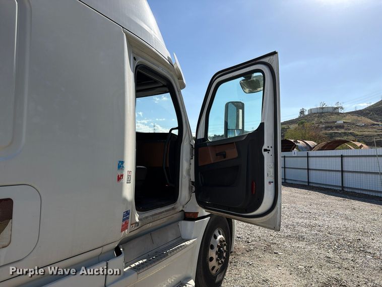 image for item YA3014 2020 Freightliner Cascadia 126 semi truck