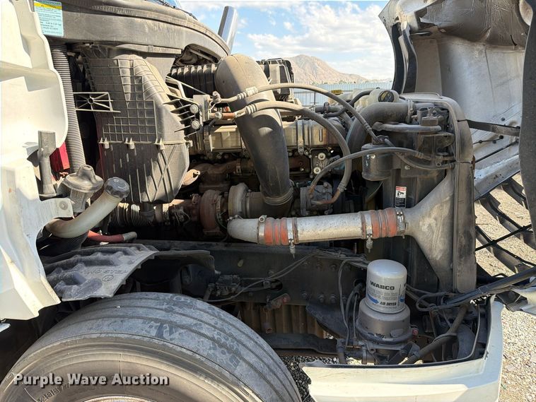 image for item YA3014 2020 Freightliner Cascadia 126 semi truck