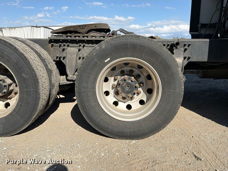 image for item YA3014 2020 Freightliner Cascadia 126 semi truck