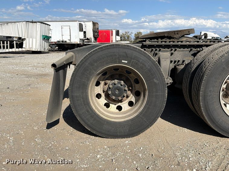 image for item YA3014 2020 Freightliner Cascadia 126 semi truck