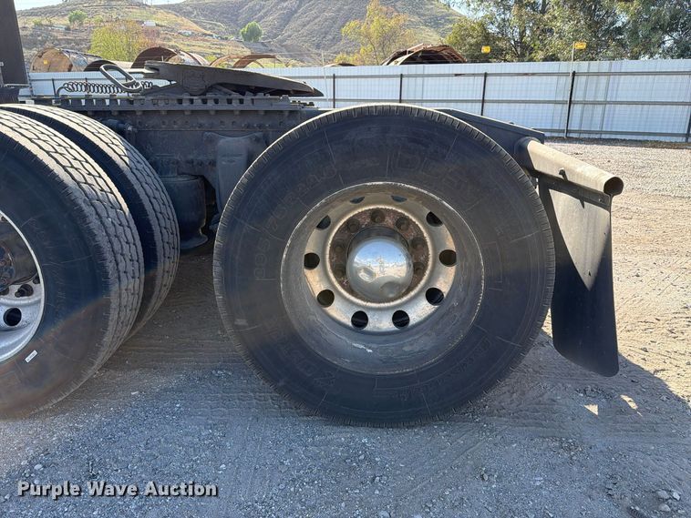 image for item YA3014 2020 Freightliner Cascadia 126 semi truck