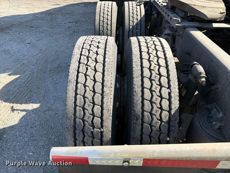 image for item YA3014 2020 Freightliner Cascadia 126 semi truck