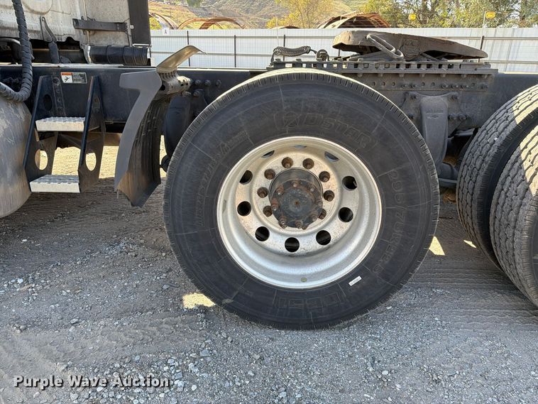 image for item YA3014 2020 Freightliner Cascadia 126 semi truck