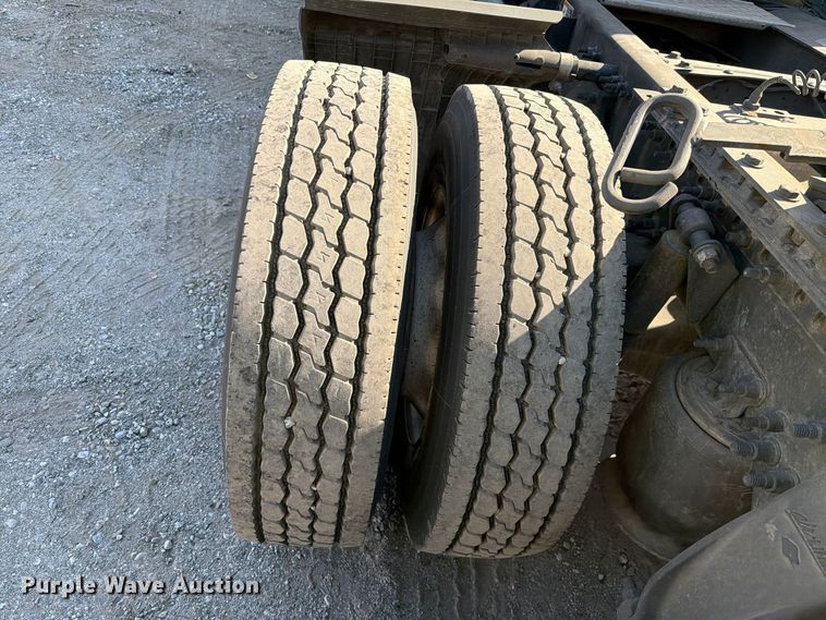 image for item YA3014 2020 Freightliner Cascadia 126 semi truck