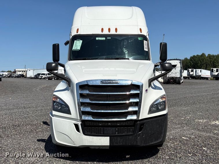 image for item YA4248 2020 Freightliner Cascadia semi truck
