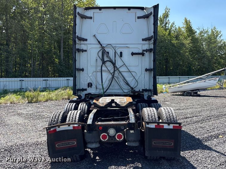 image for item YA4248 2020 Freightliner Cascadia semi truck