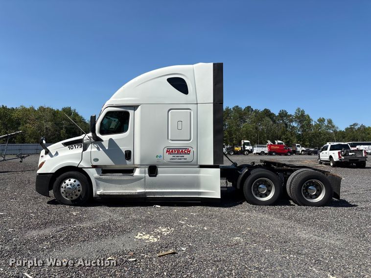 image for item YA4248 2020 Freightliner Cascadia semi truck