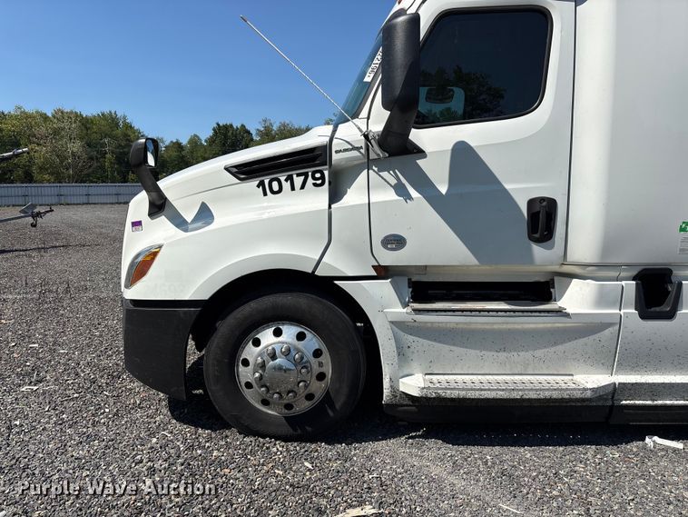 image for item YA4248 2020 Freightliner Cascadia semi truck