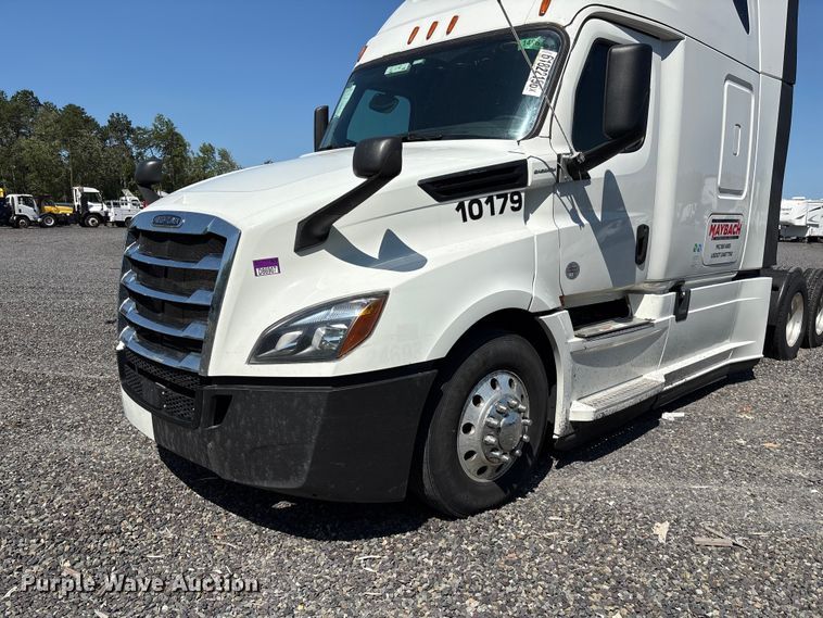 image for item YA4248 2020 Freightliner Cascadia semi truck