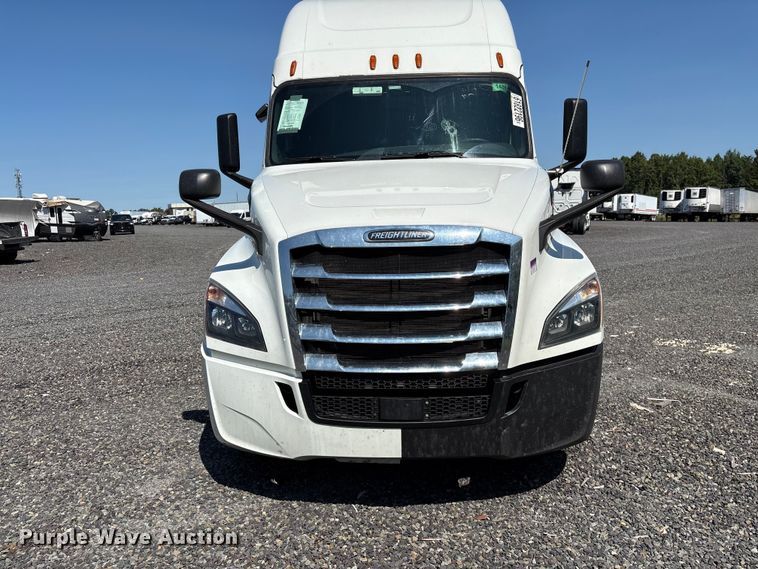 image for item YA4248 2020 Freightliner Cascadia semi truck
