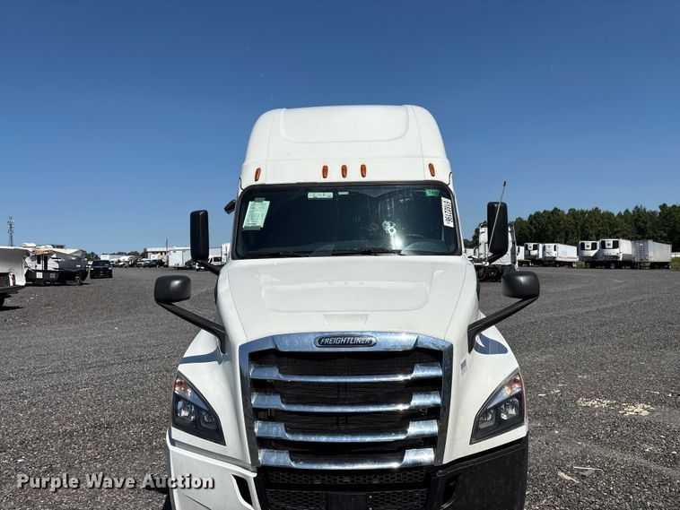 image for item YA4248 2020 Freightliner Cascadia semi truck