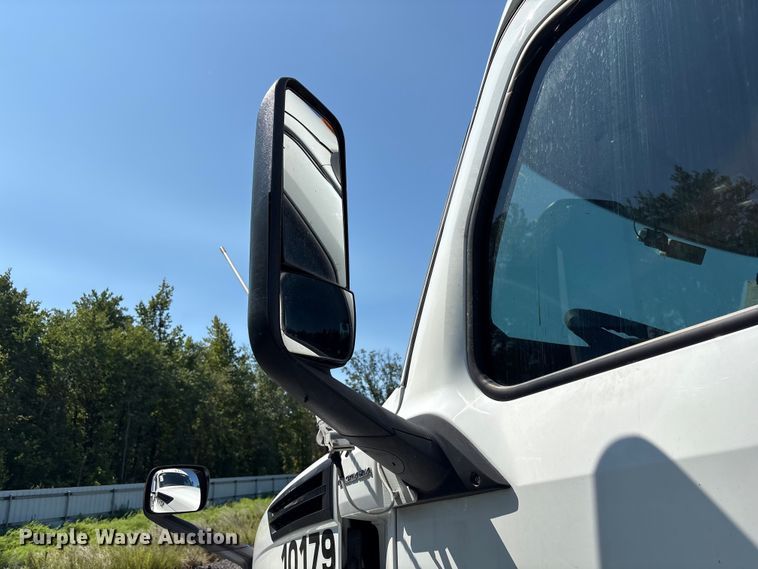 image for item YA4248 2020 Freightliner Cascadia semi truck