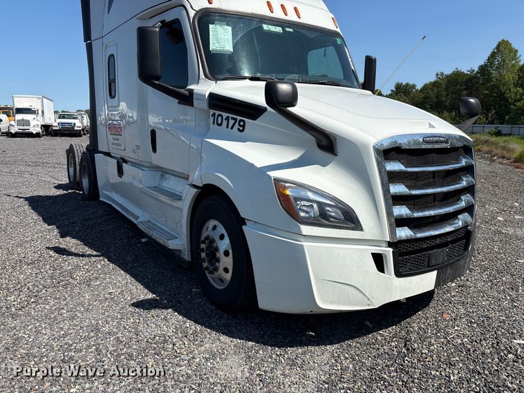 image for item YA4248 2020 Freightliner Cascadia semi truck