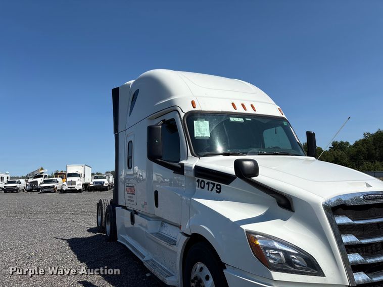 image for item YA4248 2020 Freightliner Cascadia semi truck