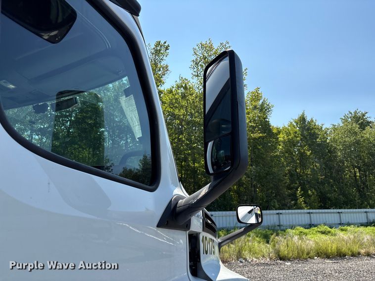 image for item YA4248 2020 Freightliner Cascadia semi truck