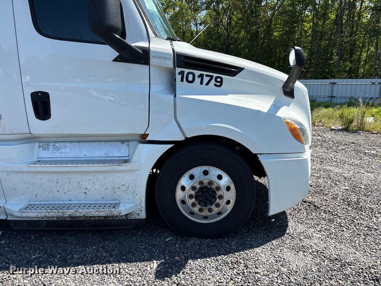 image for item YA4248 2020 Freightliner Cascadia semi truck