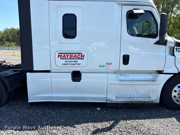 image for item YA4248 2020 Freightliner Cascadia semi truck