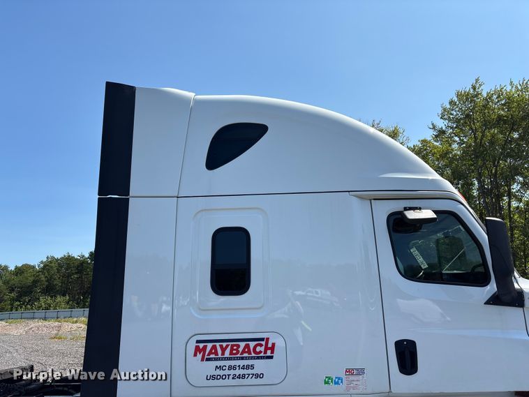 image for item YA4248 2020 Freightliner Cascadia semi truck