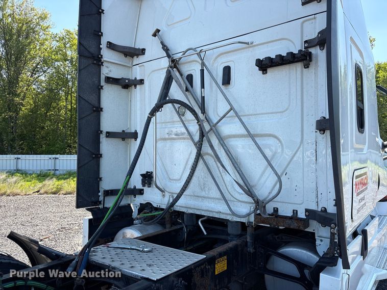 image for item YA4248 2020 Freightliner Cascadia semi truck
