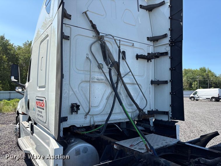 image for item YA4248 2020 Freightliner Cascadia semi truck