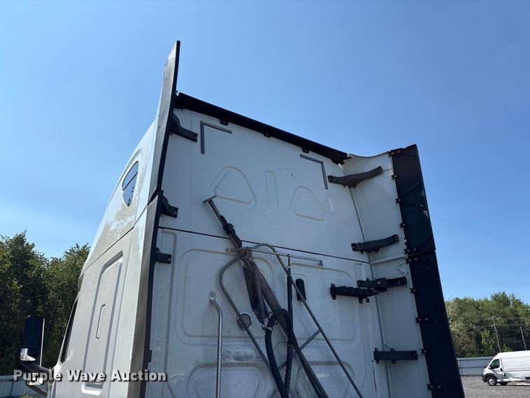 image for item YA4248 2020 Freightliner Cascadia semi truck
