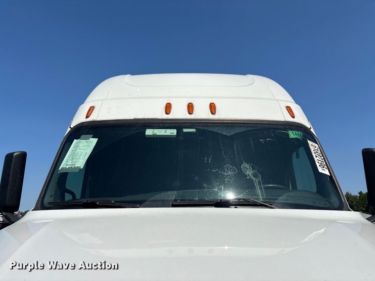 image for item YA4248 2020 Freightliner Cascadia semi truck