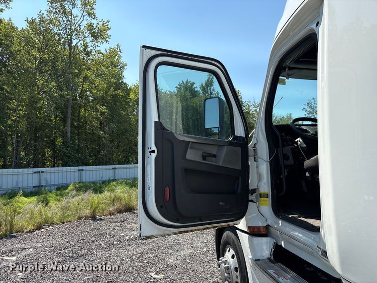 image for item YA4248 2020 Freightliner Cascadia semi truck