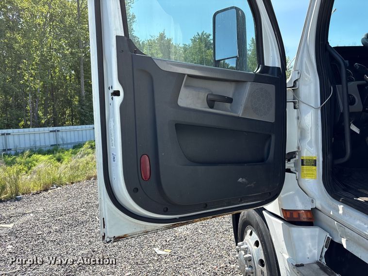 image for item YA4248 2020 Freightliner Cascadia semi truck