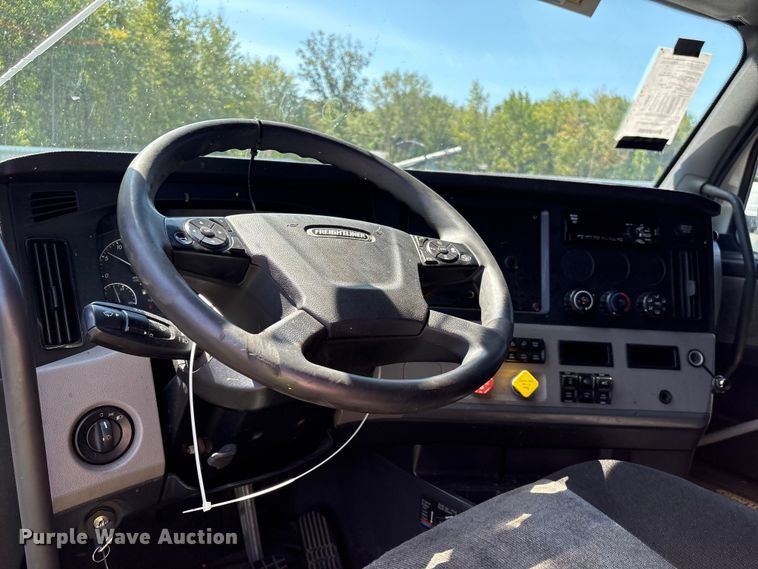 image for item YA4248 2020 Freightliner Cascadia semi truck