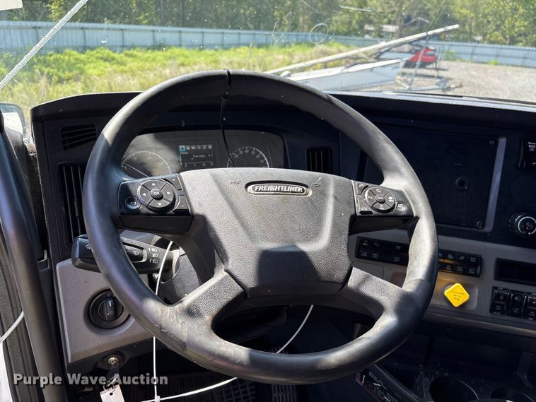 image for item YA4248 2020 Freightliner Cascadia semi truck