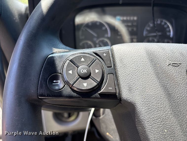 image for item YA4248 2020 Freightliner Cascadia semi truck