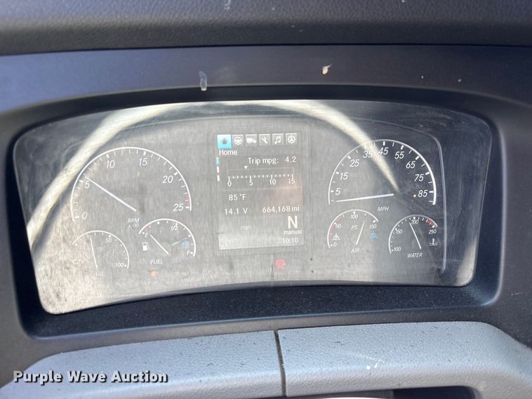 image for item YA4248 2020 Freightliner Cascadia semi truck