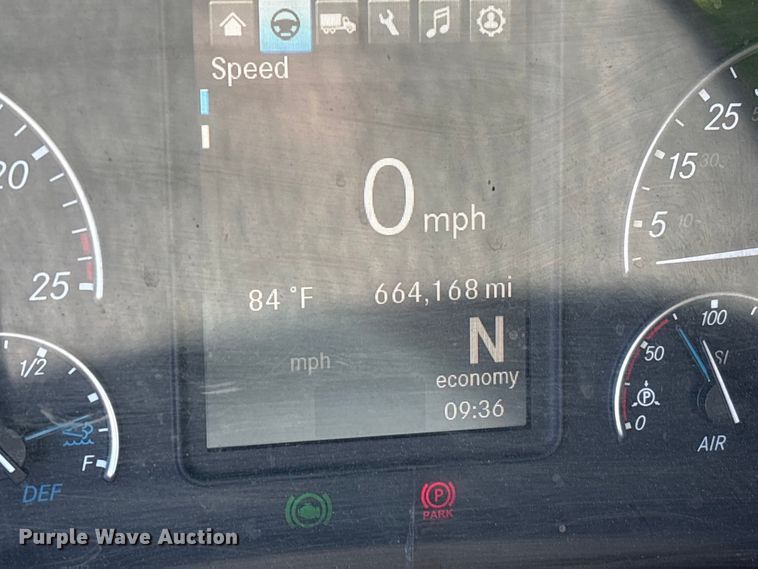 image for item YA4248 2020 Freightliner Cascadia semi truck