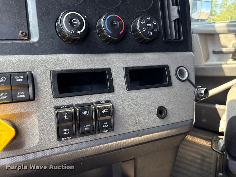 image for item YA4248 2020 Freightliner Cascadia semi truck