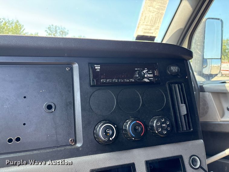 image for item YA4248 2020 Freightliner Cascadia semi truck
