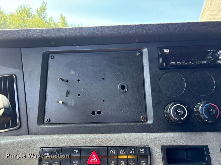 image for item YA4248 2020 Freightliner Cascadia semi truck