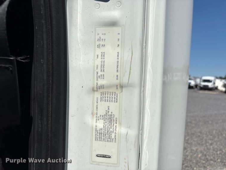 image for item YA4248 2020 Freightliner Cascadia semi truck