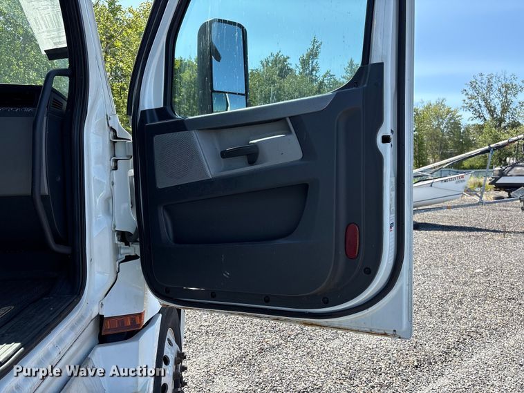image for item YA4248 2020 Freightliner Cascadia semi truck