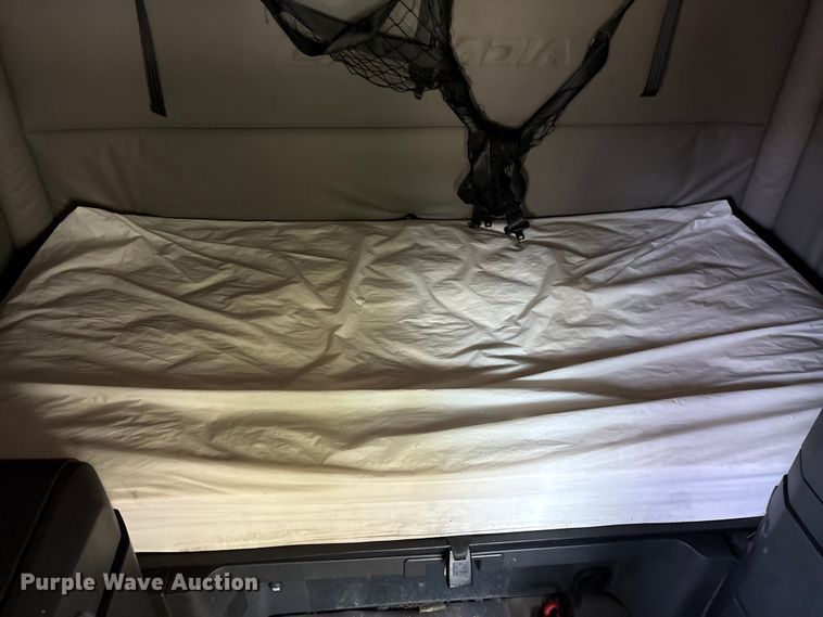 image for item YA4248 2020 Freightliner Cascadia semi truck