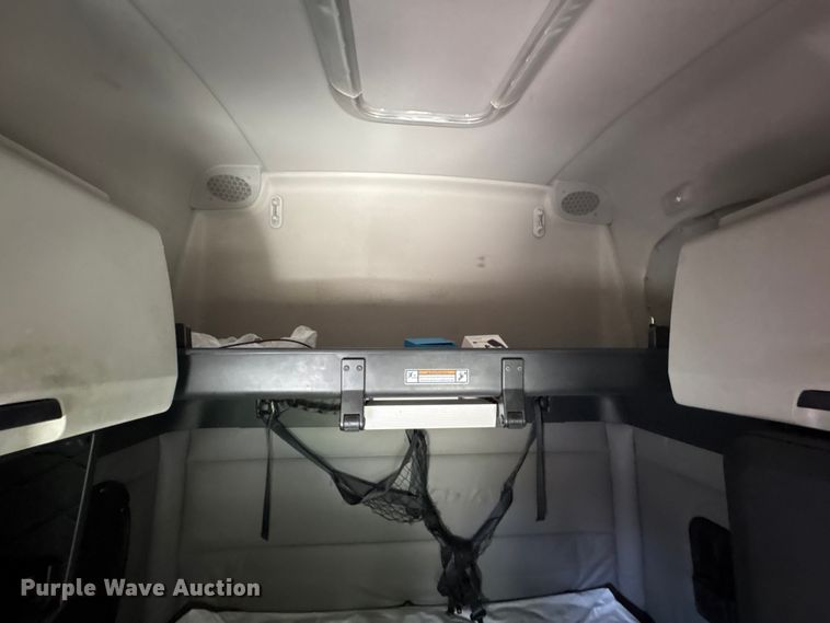 image for item YA4248 2020 Freightliner Cascadia semi truck